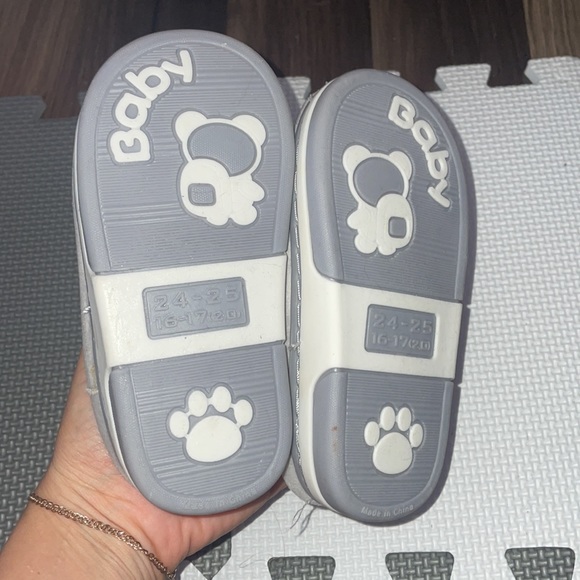 BRAND NEW TODDLER SLIPPERS SZ 7.5-8.5 - Picture 2 of 2